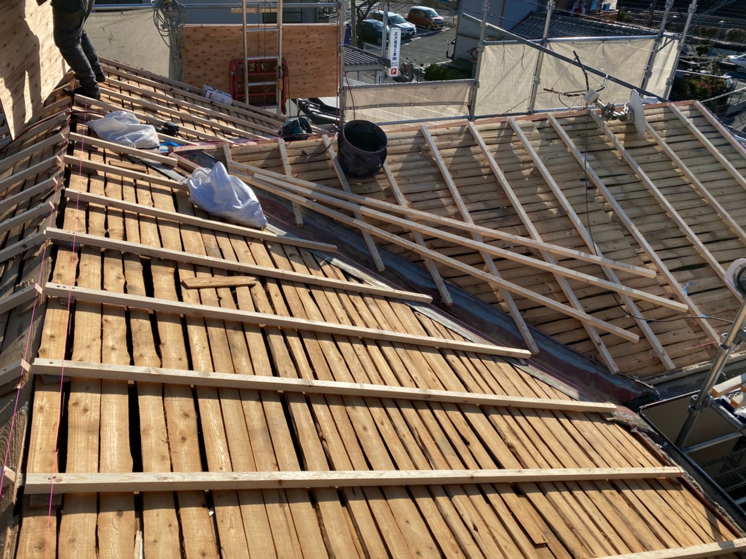 細い垂木で凸凹解消